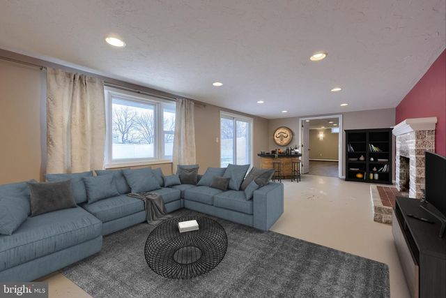 861 CAPE HORN RD, York, PA 17402