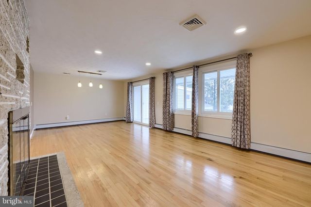 861 CAPE HORN RD, York, PA 17402