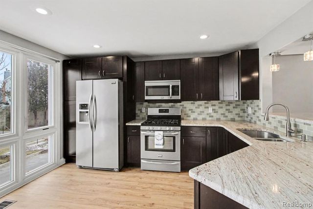 274 Main Sail Ct Court, Detroit, MI 48207