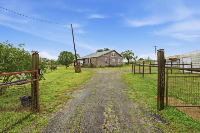 1000 County Road 458, Coupland, TX 78615