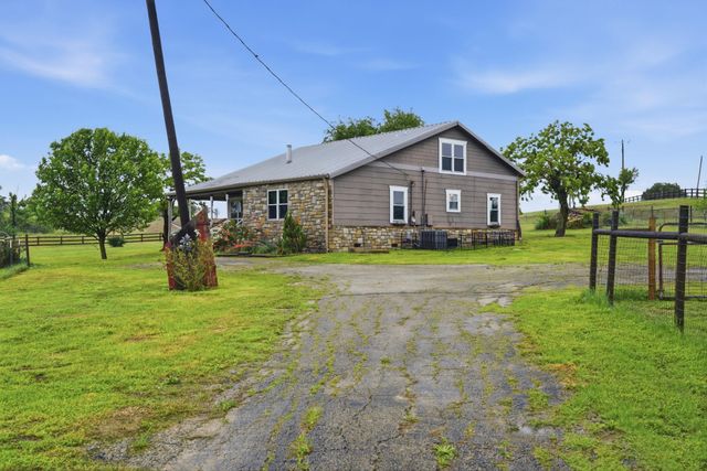 1000 County Road 458, Coupland, TX 78615