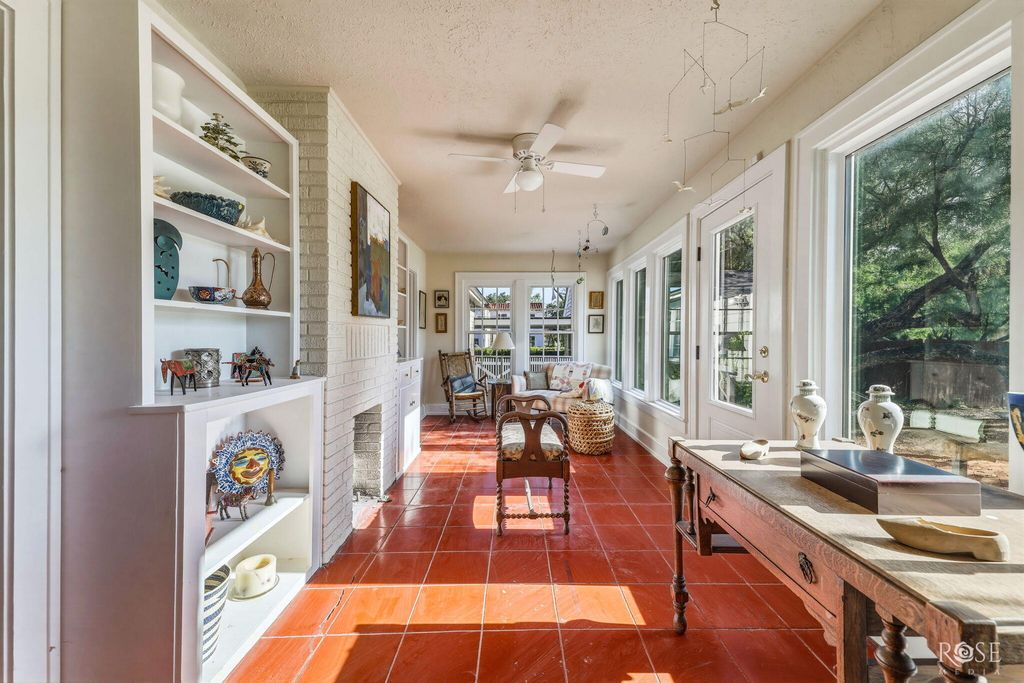 Image 10 of property listing at 826 W Avenue H, San Angelo, TX 76901