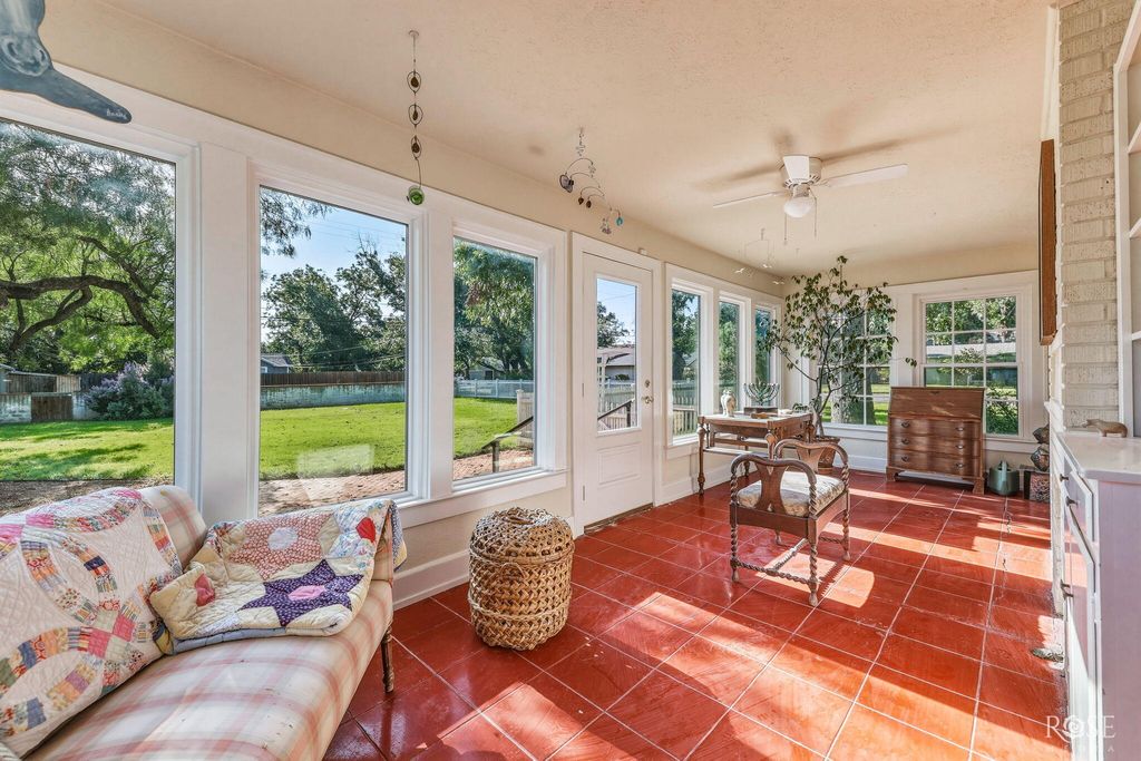 Image 11 of property listing at 826 W Avenue H, San Angelo, TX 76901