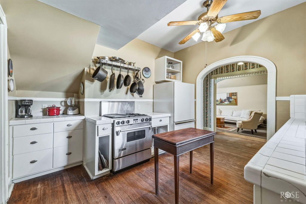 Image 15 of property listing at 826 W Avenue H, San Angelo, TX 76901