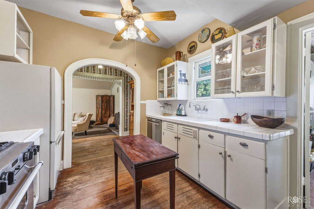 Image 16 of property listing at 826 W Avenue H, San Angelo, TX 76901