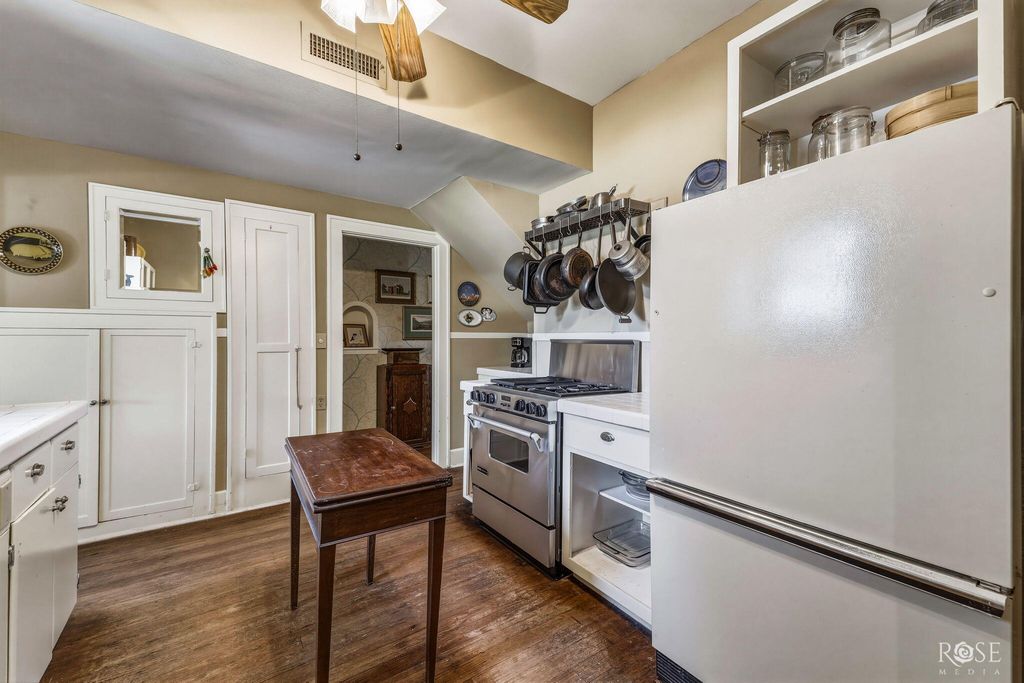 Image 17 of property listing at 826 W Avenue H, San Angelo, TX 76901