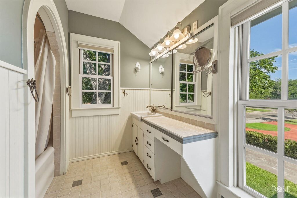 Image 26 of property listing at 826 W Avenue H, San Angelo, TX 76901