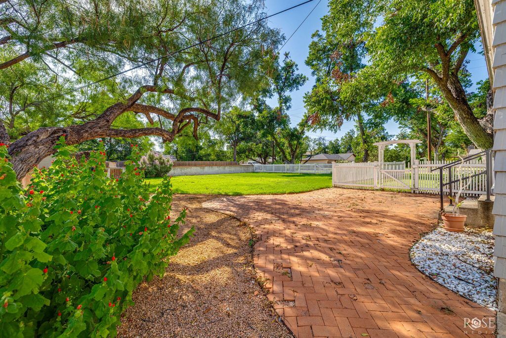 Image 30 of property listing at 826 W Avenue H, San Angelo, TX 76901