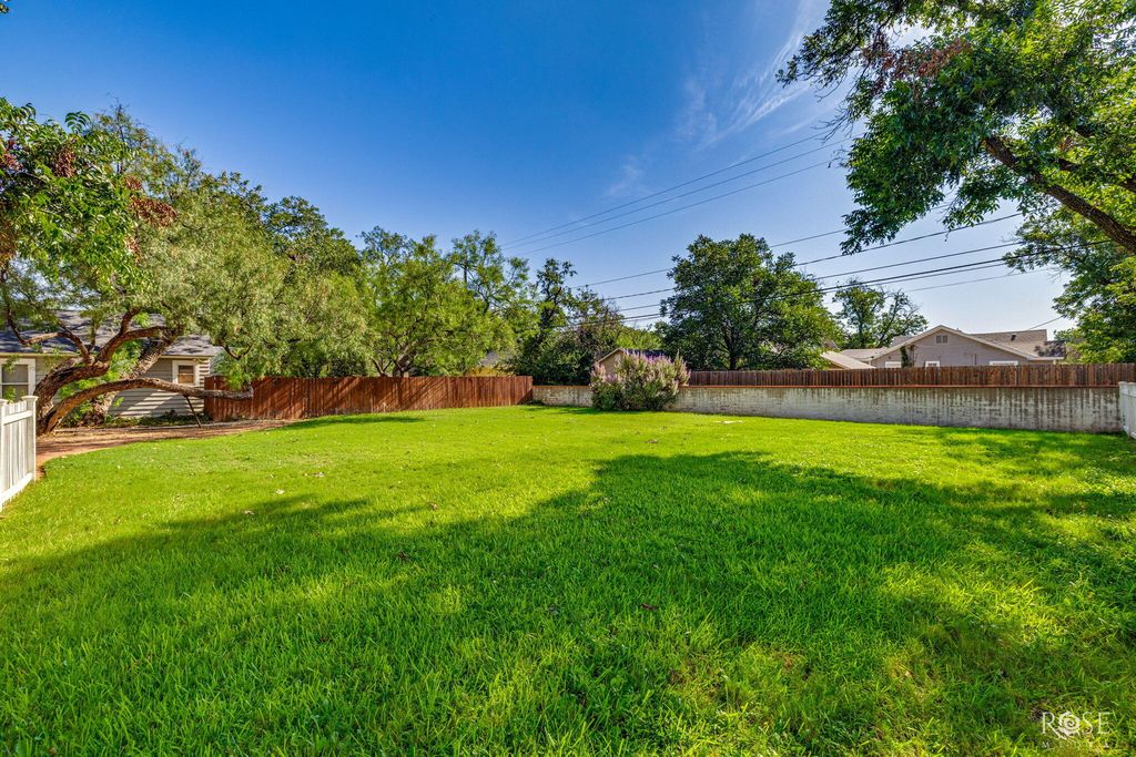 Image 31 of property listing at 826 W Avenue H, San Angelo, TX 76901