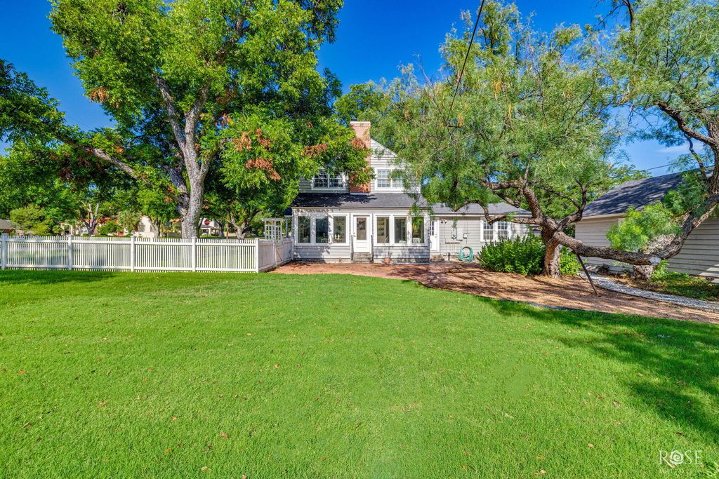 Image 32 of property listing at 826 W Avenue H, San Angelo, TX 76901