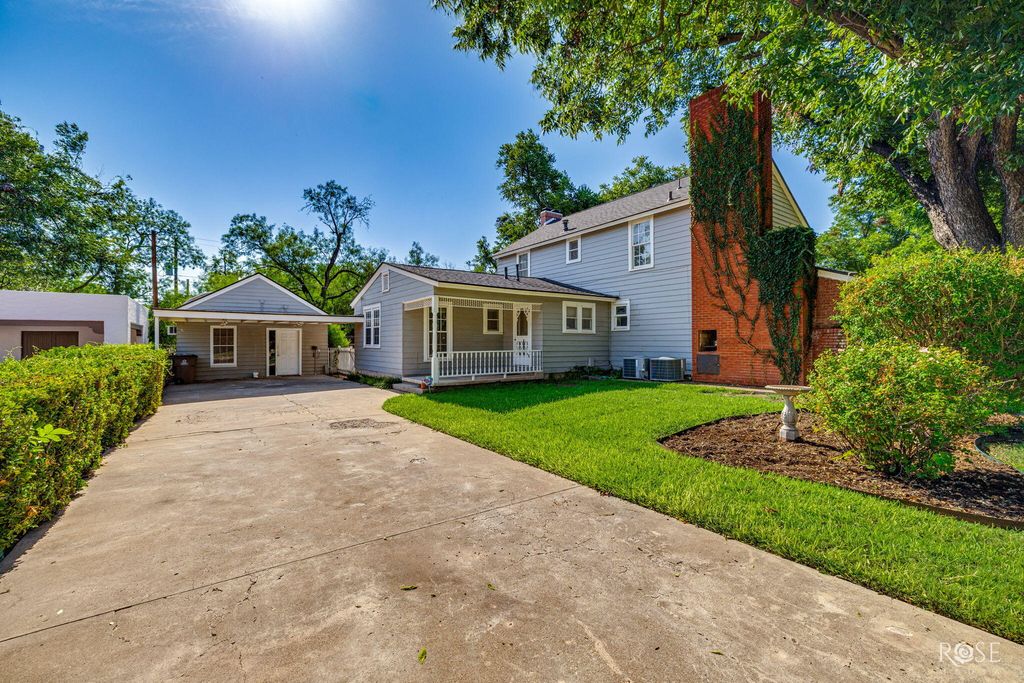Image 33 of property listing at 826 W Avenue H, San Angelo, TX 76901