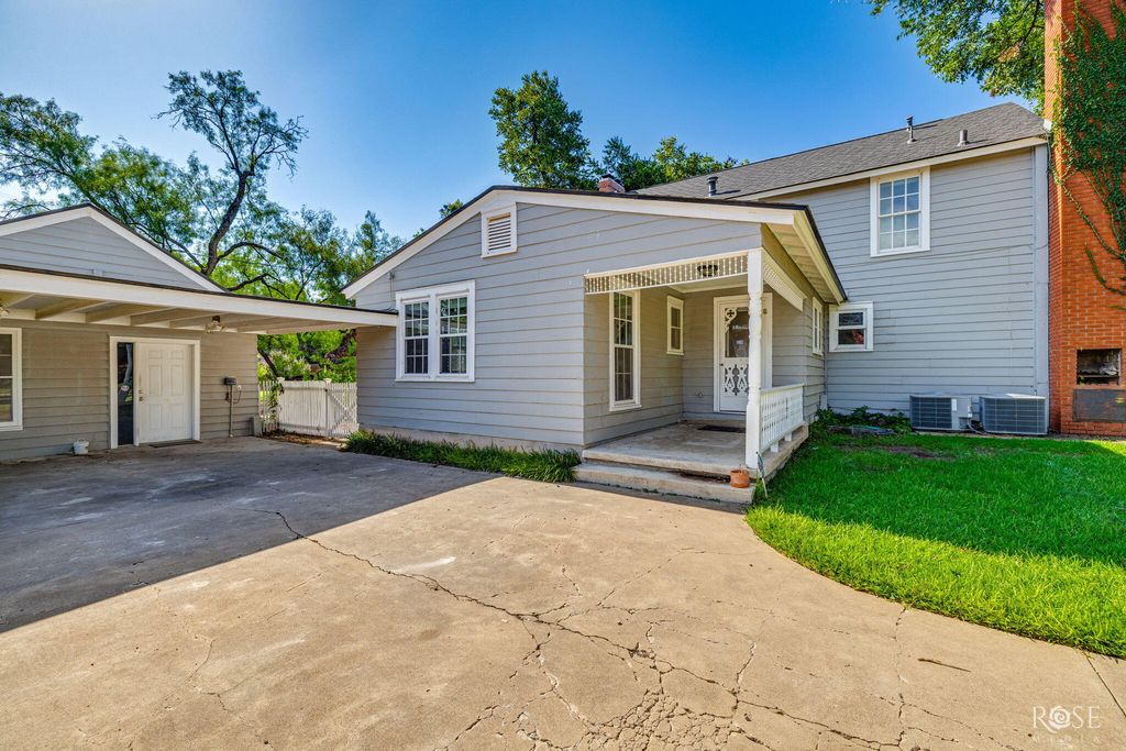 Image 34 of property listing at 826 W Avenue H, San Angelo, TX 76901