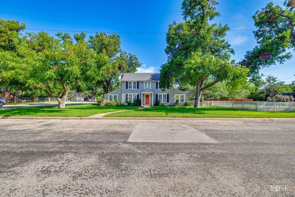 Image 37 of property listing at 826 W Avenue H, San Angelo, TX 76901