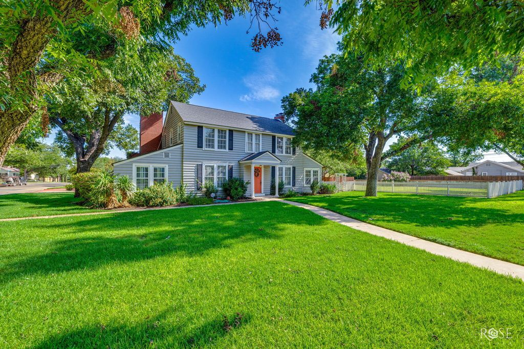 Image 38 of property listing at 826 W Avenue H, San Angelo, TX 76901
