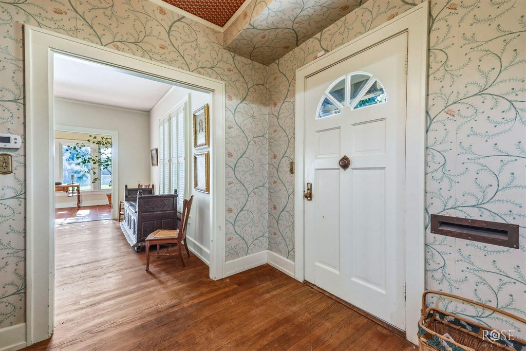 Image 4 of property listing at 826 W Avenue H, San Angelo, TX 76901