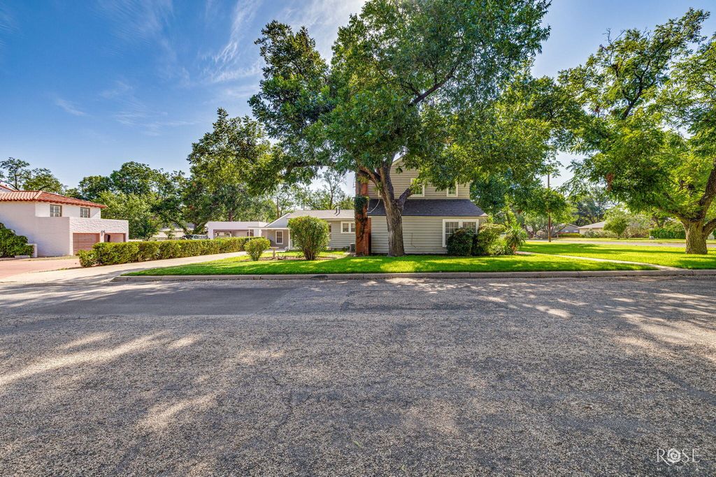 Image 41 of property listing at 826 W Avenue H, San Angelo, TX 76901
