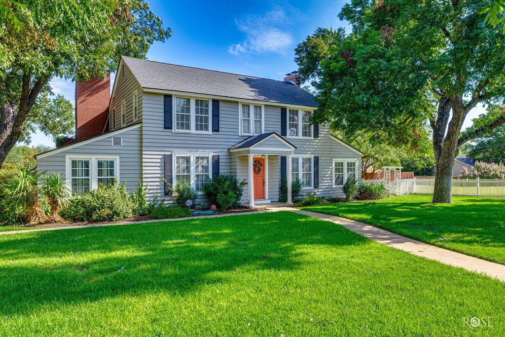 Image 42 of property listing at 826 W Avenue H, San Angelo, TX 76901