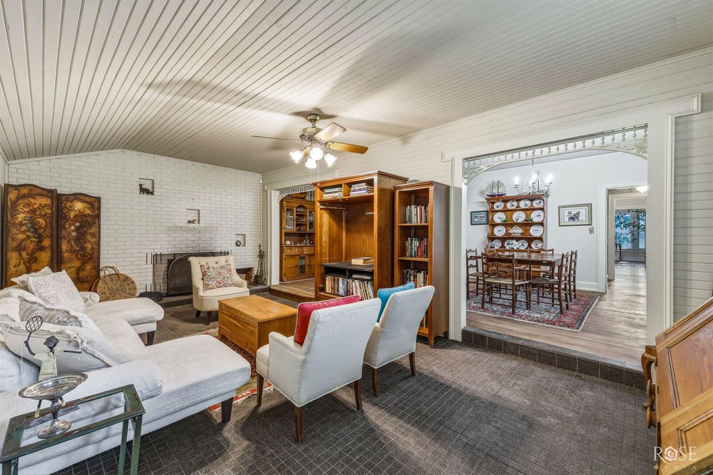 Image 8 of property listing at 826 W Avenue H, San Angelo, TX 76901
