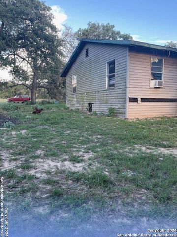 975 Turkeyfoot Ln, La Vernia, TX 78121