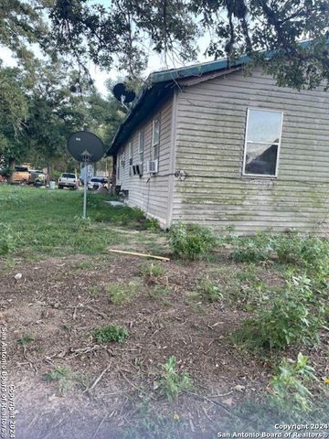 975 Turkeyfoot Ln, La Vernia, TX 78121