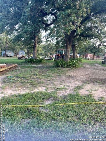 975 Turkeyfoot Ln, La Vernia, TX 78121
