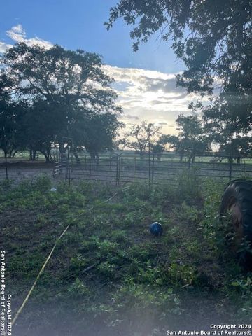 975 Turkeyfoot Ln, La Vernia, TX 78121