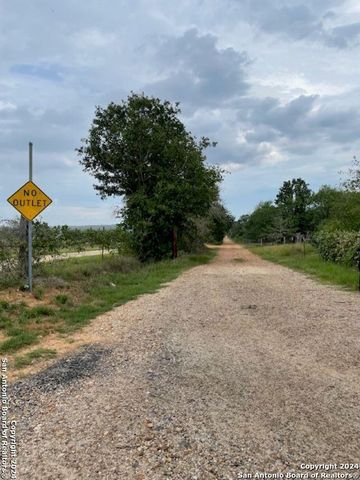 975 Turkeyfoot Ln, La Vernia, TX 78121