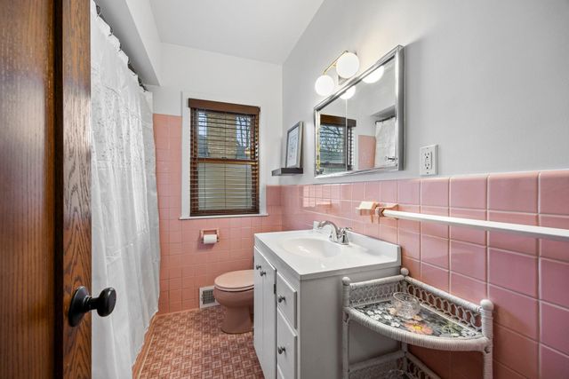 568 Frontenac Place, Saint Paul, MN 55104