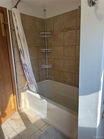 2346 London Bridge Drive, Rochester Hills, MI 48307