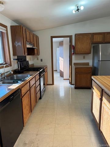 2346 London Bridge Drive, Rochester Hills, MI 48307