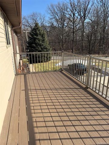 2346 London Bridge Drive, Rochester Hills, MI 48307