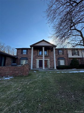 2346 London Bridge Drive, Rochester Hills, MI 48307