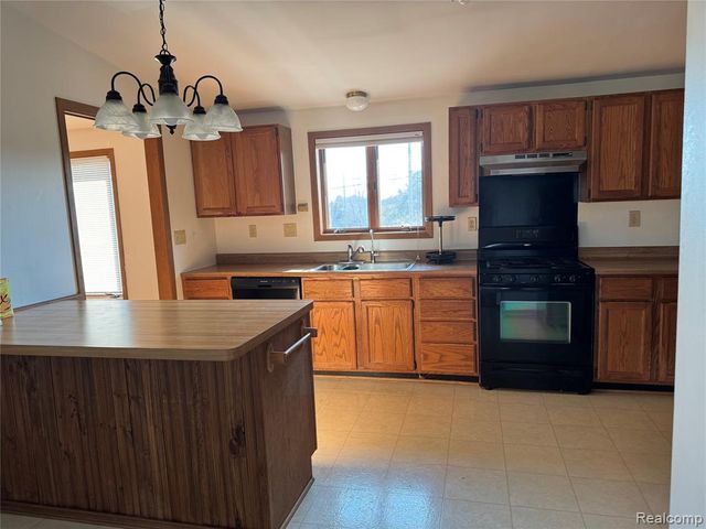 2346 London Bridge Drive, Rochester Hills, MI 48307