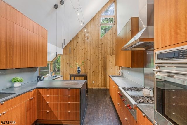 85 Crest Dr, Bernardsville Boro, NJ 07924