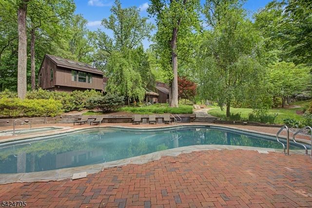 85 Crest Dr, Bernardsville Boro, NJ 07924