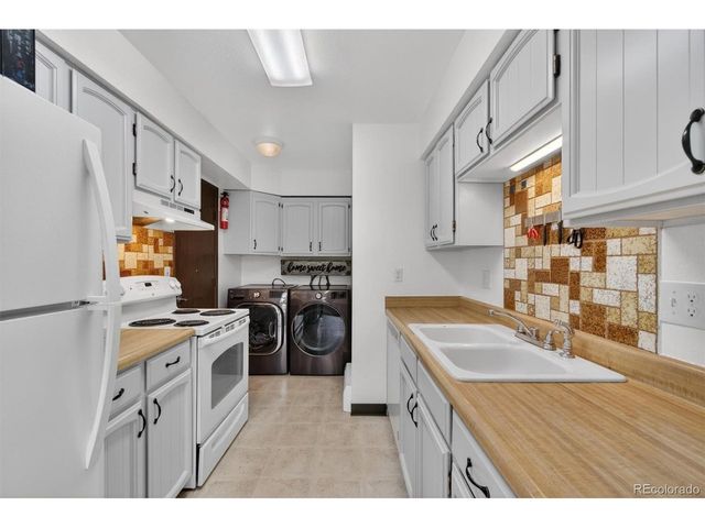 92 Newark St A, Aurora, CO 80012