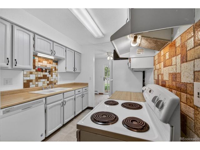 92 Newark St A, Aurora, CO 80012