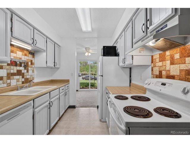 92 Newark St A, Aurora, CO 80012