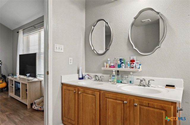 512 Mockingbird Lane, Lockhart, TX 78644