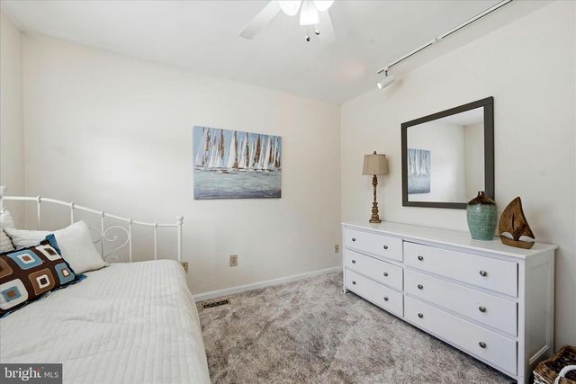 32 FENTON WOOD DR, Sterling, VA 20165