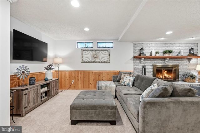 32 FENTON WOOD DR, Sterling, VA 20165