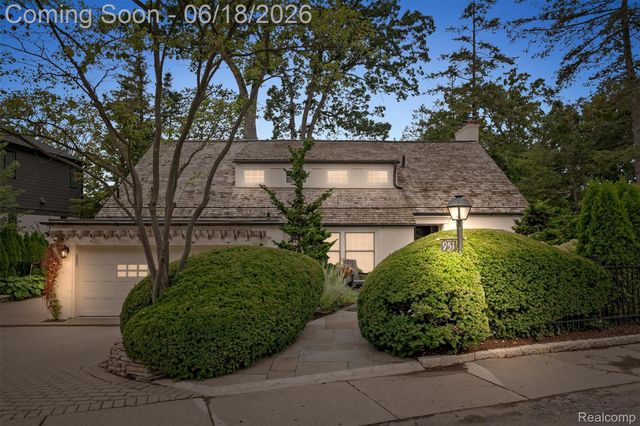951 Twin Oaks Lane, Birmingham, MI 48009