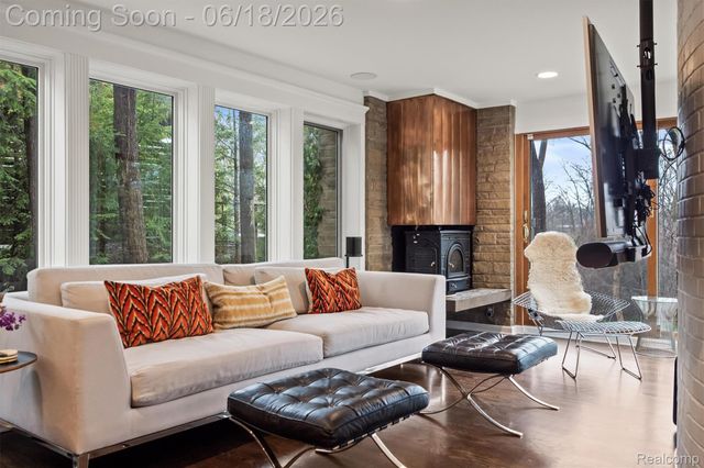 951 Twin Oaks Lane, Birmingham, MI 48009