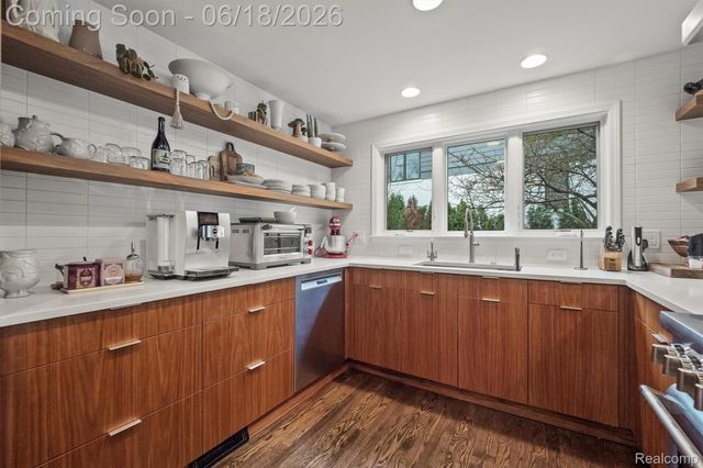 951 Twin Oaks Lane, Birmingham, MI 48009