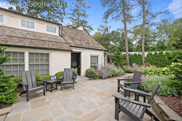 951 Twin Oaks Lane, Birmingham, MI 48009