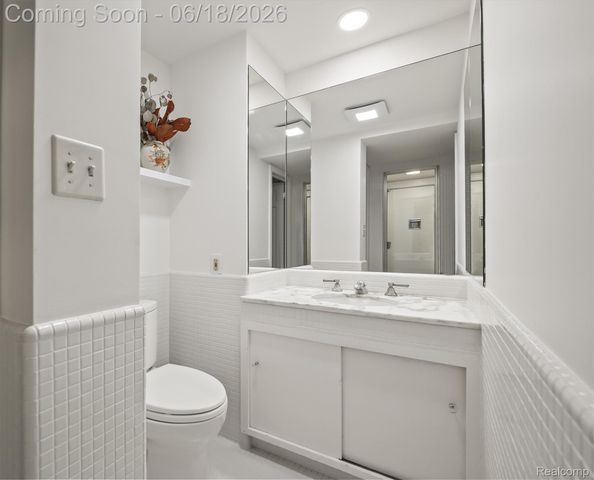 951 Twin Oaks Lane, Birmingham, MI 48009
