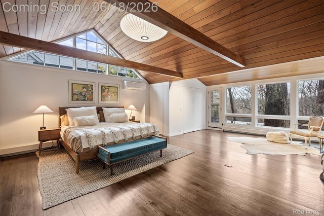951 Twin Oaks Lane, Birmingham, MI 48009