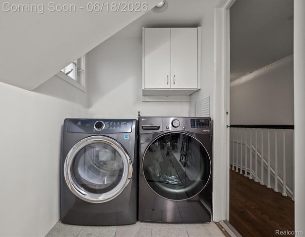 951 Twin Oaks Lane, Birmingham, MI 48009