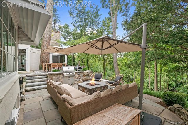 951 Twin Oaks Lane, Birmingham, MI 48009