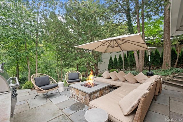 951 Twin Oaks Lane, Birmingham, MI 48009